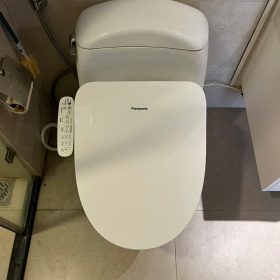 Nắp bệt Panasonic CH951SWS có sưởi ấm bệ và nước nóng